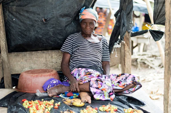 Abidjan Costa Marfim Fevereiro 2017 Mulher Africana Sentada Banquinho Cabeça — Fotografia de Stock