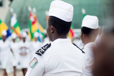 Abican, Fildişi Sahili - 3 Ağustos 2017: omuz pad törenle öğrencilere Denizcilik Akademisi bırakarak. Beyaz ayakta mezuniyet sırasında grup kadın denizci giymiş