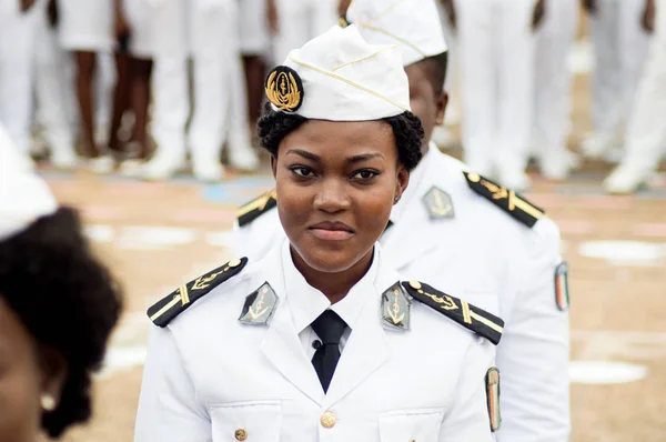 Abidjan, Fildişi Sahilleri - 3 Ağustos 2017: döngüsünün sonunda öğrenciler omuz töreni.