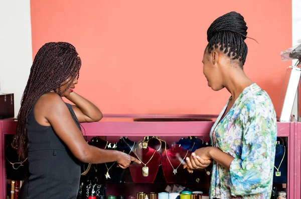 Dos Hermosas Mujeres Miran Juntos Collares Oro Una Tienda —  Fotos de Stock