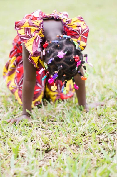 Kleines Mädchen Spielt Allein Kopf Gebeugt Garten — Stockfoto