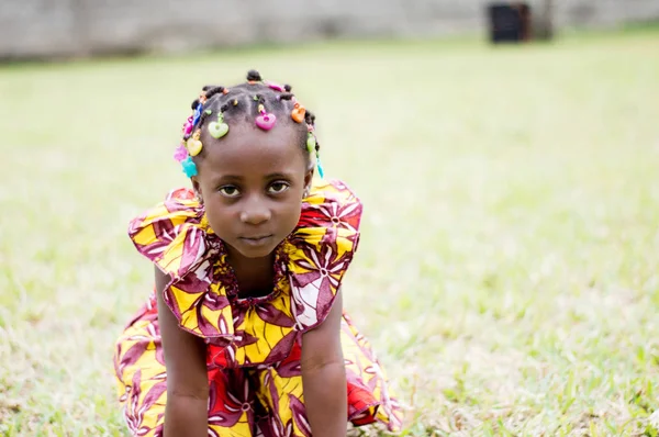 Portrait Petite Fille Accroupi Dans Herbe Regarder Caméra — Photo