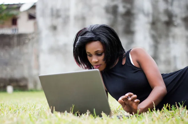 Young Woman Lying Lawn Focused Her Laptop — Stock Photo, Image