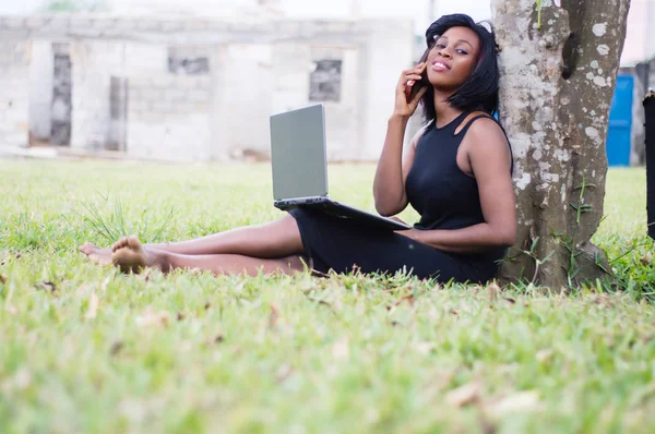 Young Woman Communication Park Sitting Laptop Her Legs — Stock Photo, Image