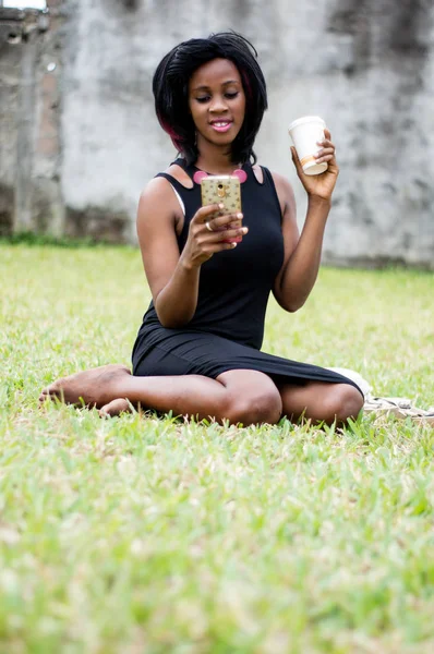 Lifestyle Concept Person Smiling Young Woman Sitting Park Drinking Coffee — Stock Photo, Image