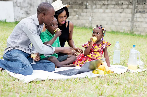 Familie Zitten Tuin Lunch Samen Een Laptop — Stockfoto