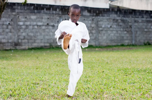 Gyermek Gyakorolják Karate Egyedül Parkban — Stock Fotó
