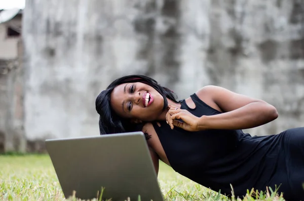 Smiling Young Woman Lying Lawn Working Laptop — Stock Photo, Image