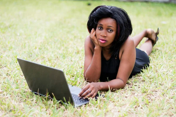 Beautiful Woman Lying Her Belly Grass Working Laptop — Stock Photo, Image