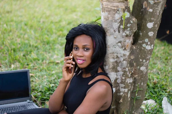 Pretty Girl Sitting Next Tree Talking Phone Park — Stock Photo, Image