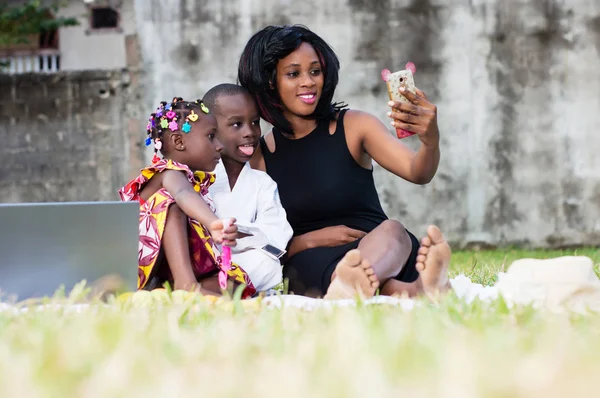 Young Mother Takes Photos Her Children Park — Stock Photo, Image