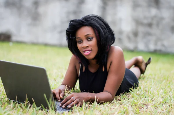 Smiling Young Woman Lying Grass Working Laptop Floor — Stock Photo, Image