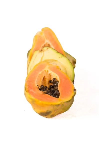 Rodajas Mixtas Papaya Aguacate Alineadas Aisladas Sobre Fondo Blanco —  Fotos de Stock