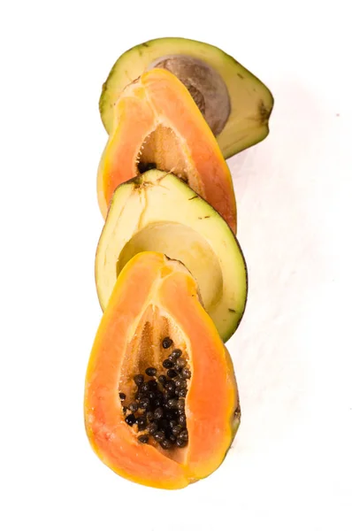 Felii Mixte Papaya Avocado Aliniate Izolate Fundal Alb — Fotografie, imagine de stoc