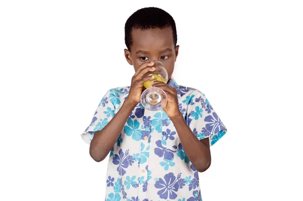 透明なガラスにオレンジ ジュースを飲むことに集中して小さな男の子 — ストック写真