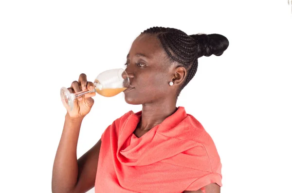 Νεαρή Γυναίκα Πίνοντας Ένα Ποτήρι Χυμό Φρούτων — Φωτογραφία Αρχείου