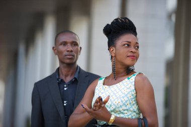 Genç iş kişi ayakta İzle bak her iki aynı yönde.