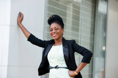 iş kadını ya da öğrenci ayakta gülümseyen kalça ve duvar eller.