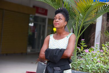 mola sırasında dışarıda dertte genç işkadını yansıyan