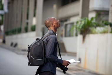 macera arayışı içinde şehrin turistik adam elinde harita araştırıyor.
