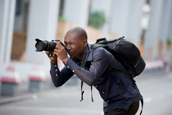 Jovem Fotógrafo Tira Uma Foto Cidade Seus Edifícios Conceito Viagem — Fotografia de Stock