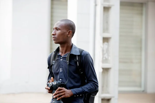 Jovem Turista Caminhando Com Uma Câmera Pescoço Cidade Procura Lugar — Fotografia de Stock