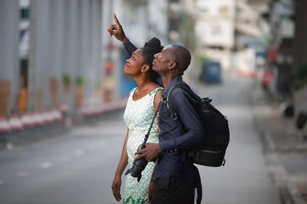 Pareja Turistas Caminando Por Ciudad Observando Lugar Cultural Para Tomar — Foto de Stock