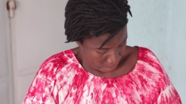 Hazırlamak için oturma ve küçük parçalar halinde patates oyma Afrikalı kadın kızarmış ..