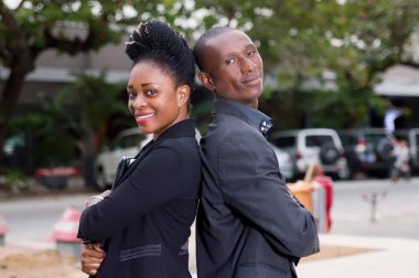 İş kişi ayakta sırt sırta dışarıda .