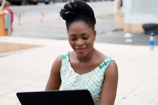 Young business woman smiling in front of her laptop. — Stock Photo, Image