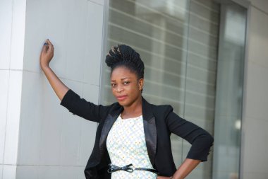 Kalça ve wal genç işkadını ile ayakta emin eller