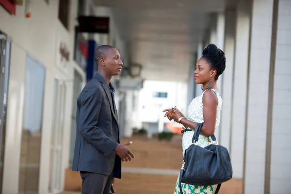 Businessman and businesswoman discussing work standing face to f — Stock Photo, Image