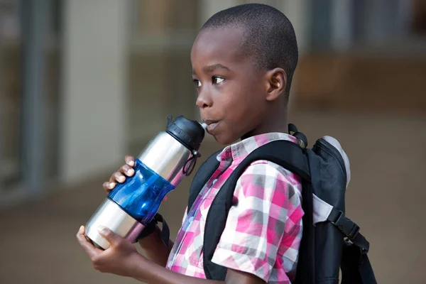 küçük çocuk içme suyu bir şişe.