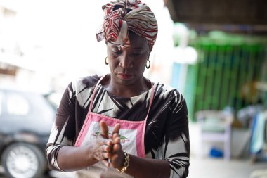 Genç pasta kadın köfte hazırlanması