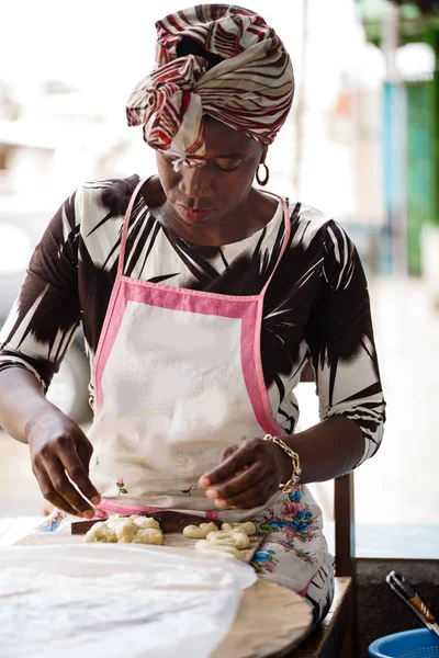 Femme faisant des boulettes de farine — Photo