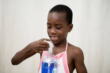 sıvı sabun şişe ile oynarken küçük çocuk