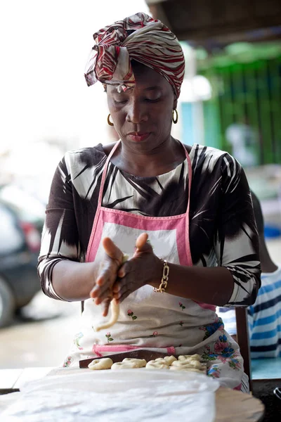 Young pastry woman preparing dumplings — Stock Photo, Image