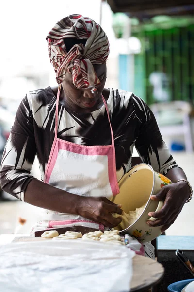Donna che prepara la pasta di farina di pane — Foto Stock