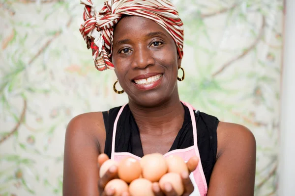 yumurta elinde tutan genç gülümseyen kadın