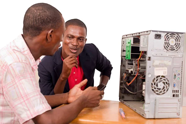 Joven experto en informática reparando una computadora —  Fotos de Stock