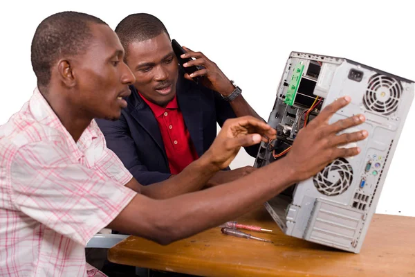 Un equipo de científicos de la computación trabajan juntos en un cálculo dañado —  Fotos de Stock