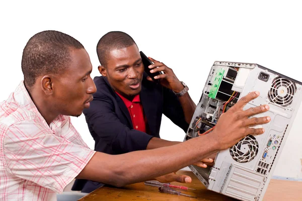 2 つのコンピューター科学者は、コンピューターを修復します。 — ストック写真