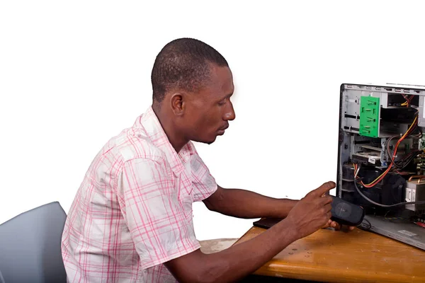 Молодой техник ремонтирует компьютер — стоковое фото