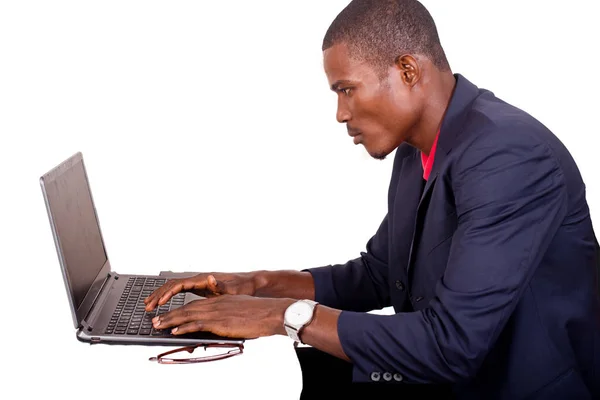 Joven empresario que trabaja en el escritorio de la computadora — Foto de Stock