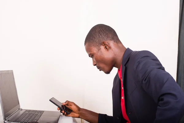 Hombre de negocios que trabaja en la oficina —  Fotos de Stock