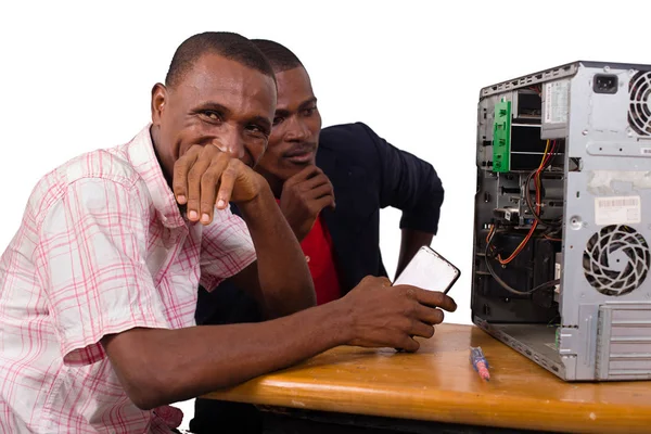Dos científicos de la computación reparar una computadora — Foto de Stock