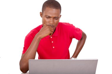 Genç işadamı bilgisayarla çalışma