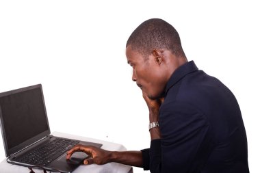 Genç işçi iş yerinde absorbe