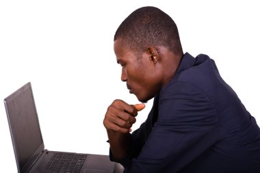 Genç işçi iş yerinde absorbe