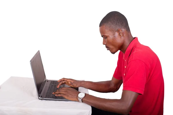 Imagen joven hombre de negocios trabajando en su computadora portátil . —  Fotos de Stock